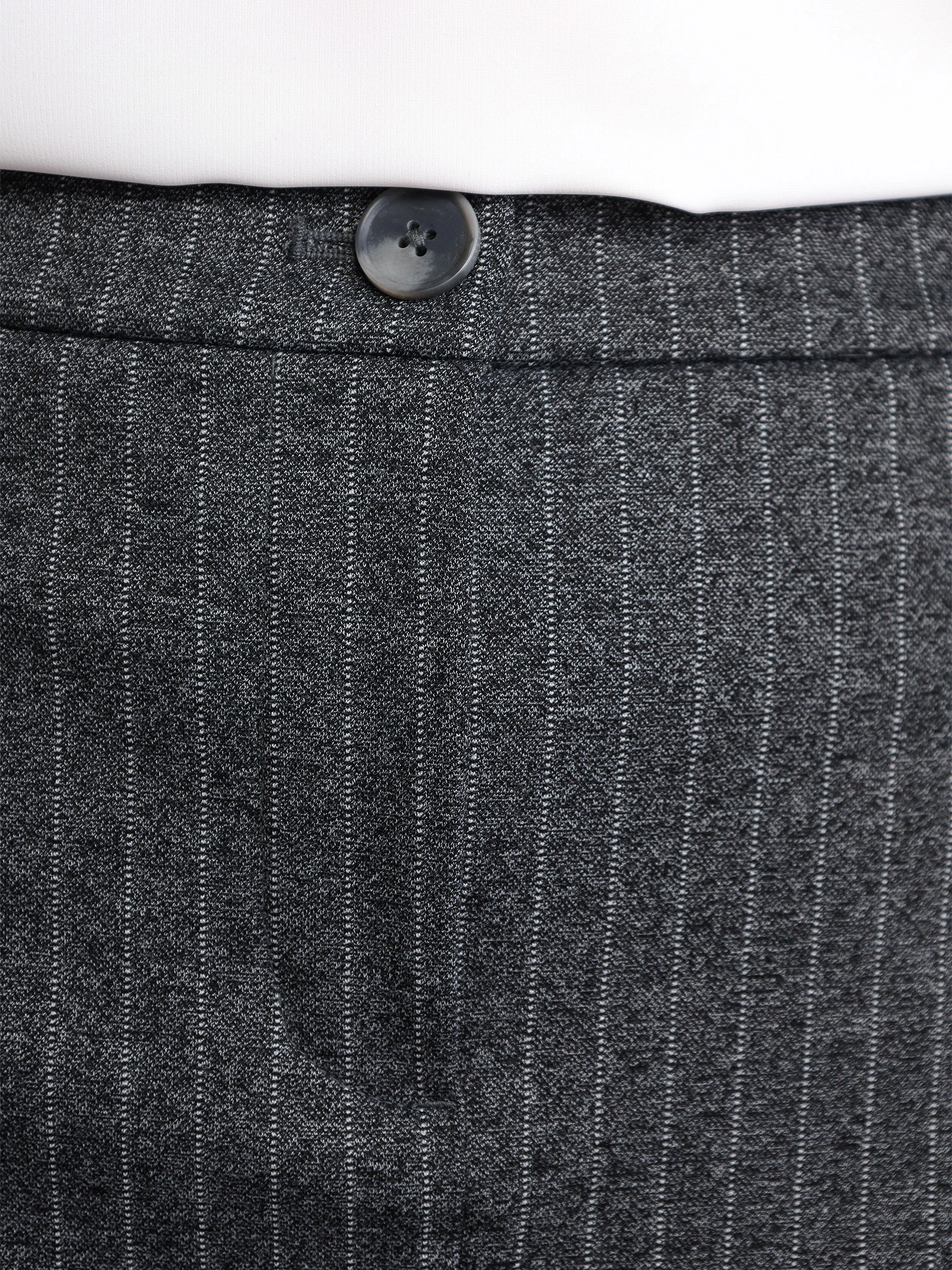 Юбка серого цвета в полоску со шлицей сзади